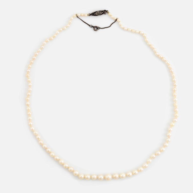 Cultured pearl necklace, clasp silver.