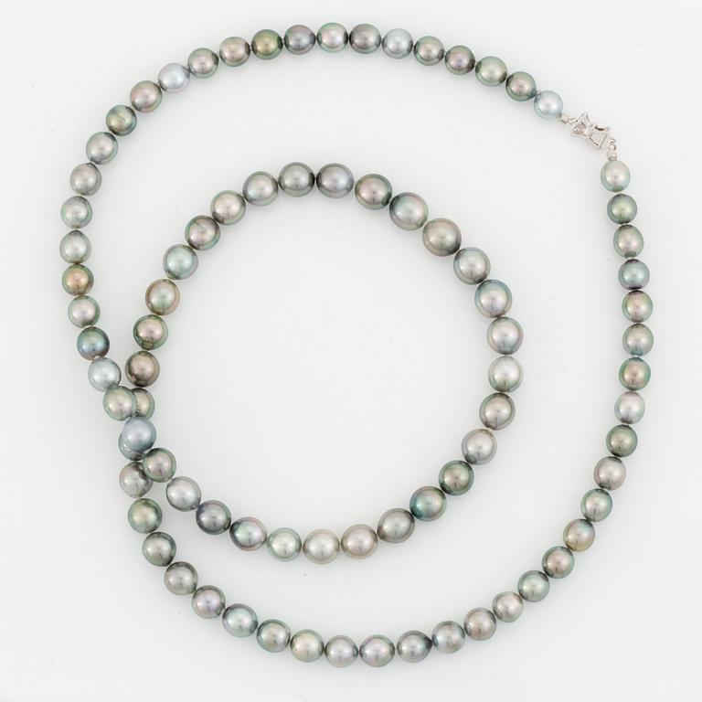 A Tahitian cultured pearl necklace.