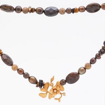 Lynggaard necklace 18k gold, jaspis, tiger´s eye, cultured pearls, quartz, diamonds, approx 44 cm.