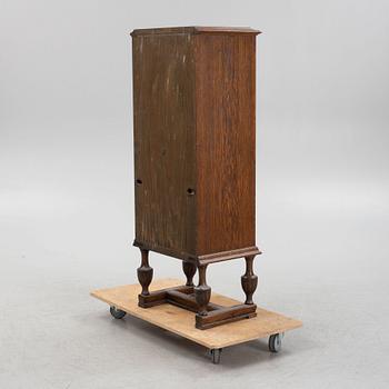 An oak chest of drawers, 20th Century.