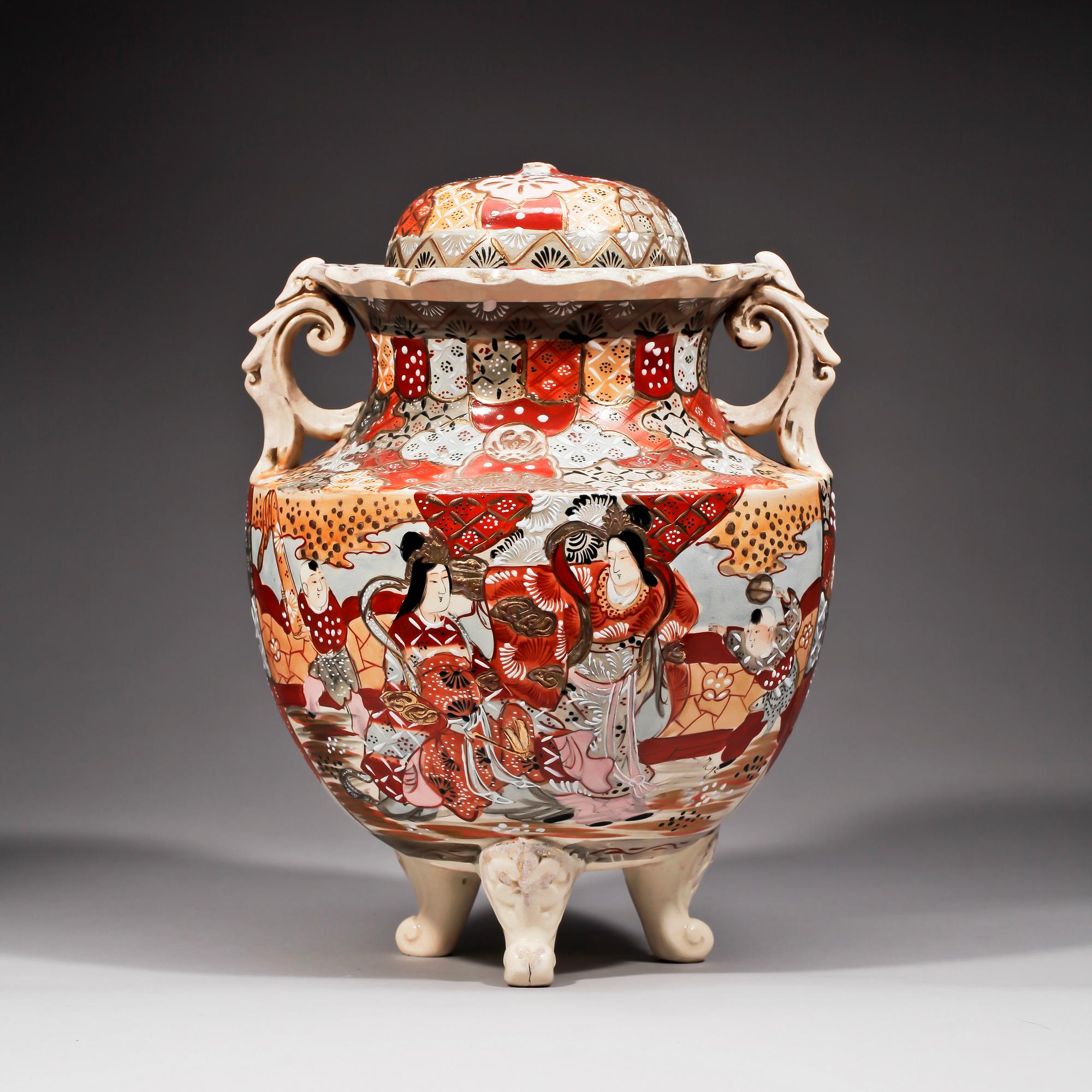 URNA MED LOCK, flintgods. Satsuma, Japan, 1900-talets början.