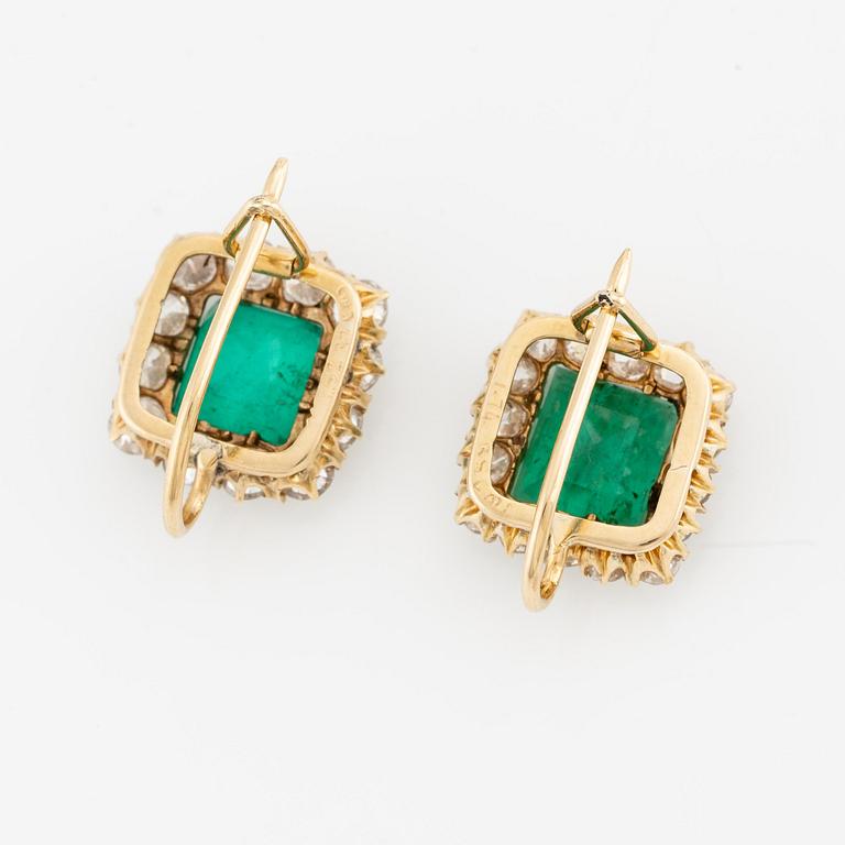 A pair of earrings in 18K gold set with step-cut emeralds and old-cut diamonds.