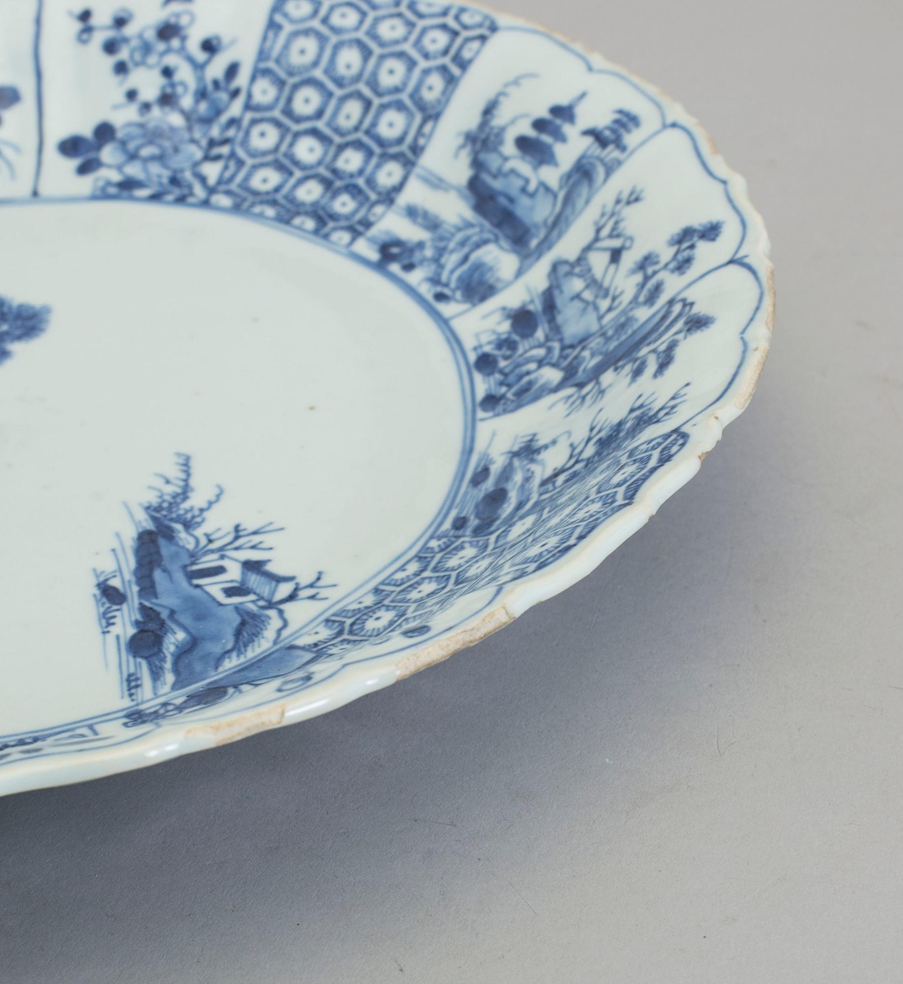 A large blue and white porcelain dish, Qing dynasty, 18th century.
