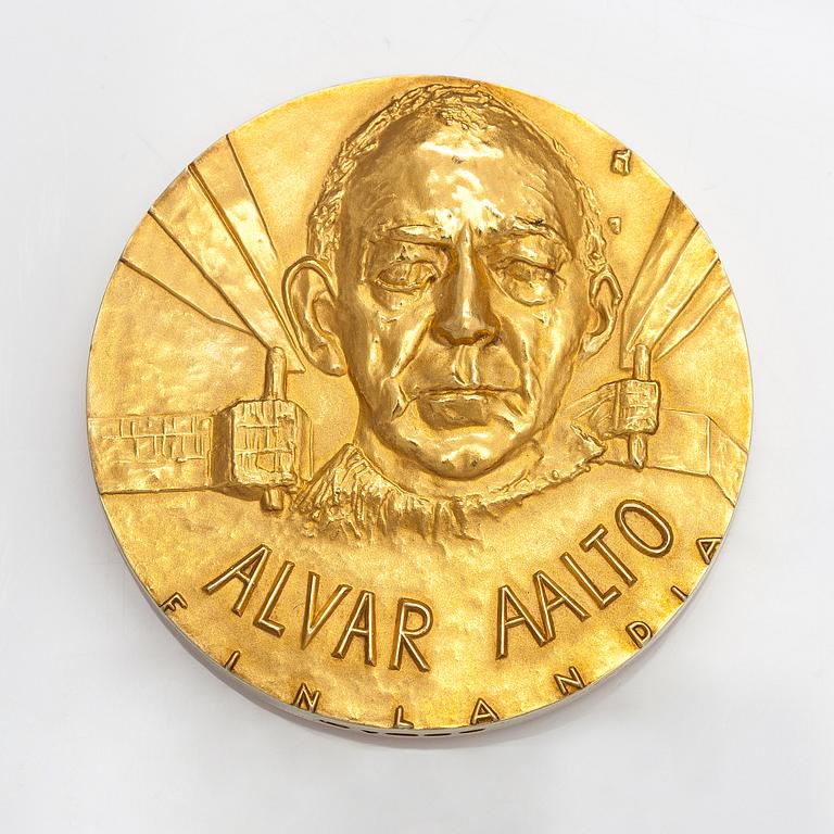 An 18K gold medal Alvar Aalto Finlandia. Designed by Eila Hiltunen. Kultateollisuus, Turku 1974. Numbered 3.