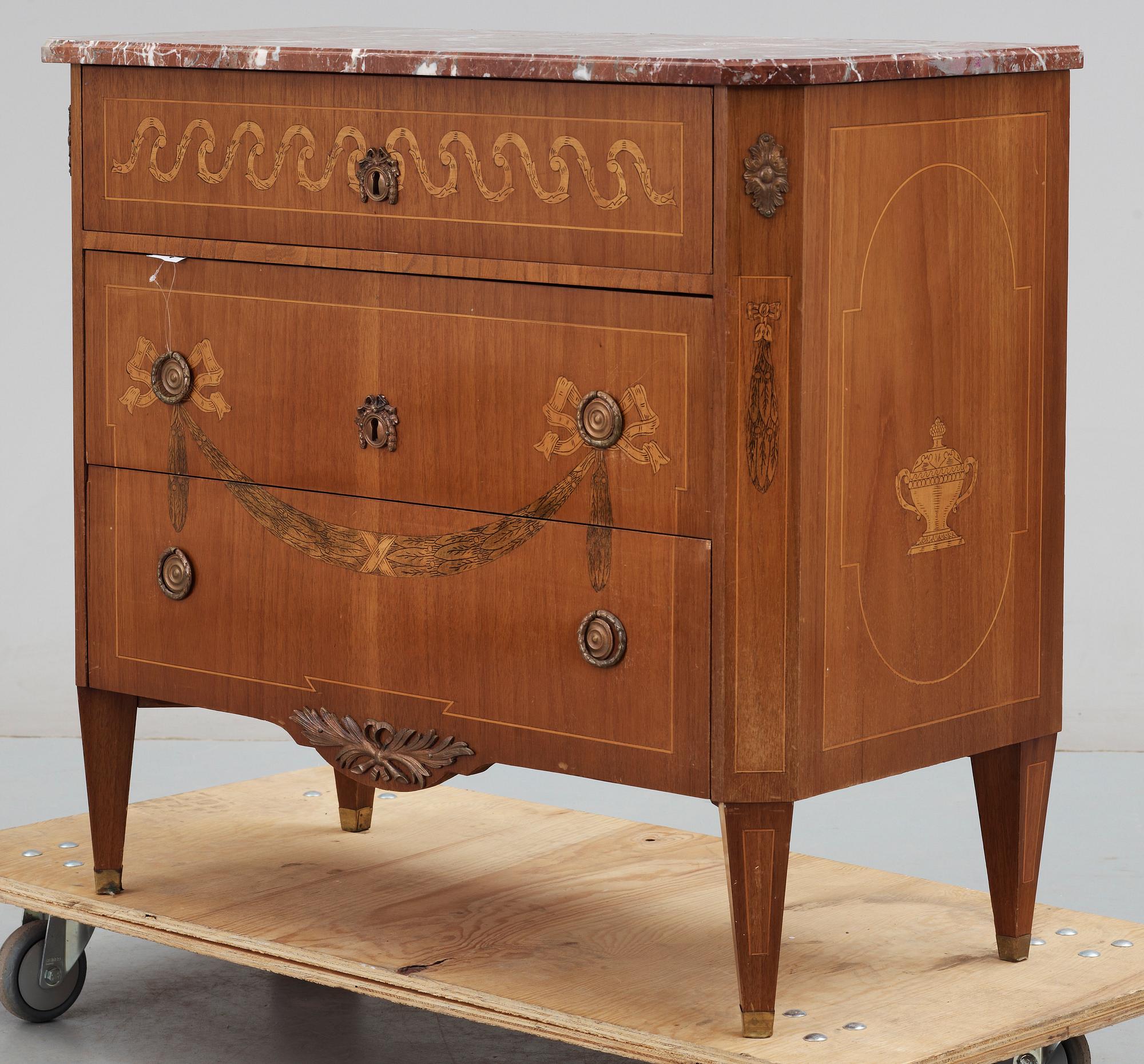 BYRÅ, gustaviansk stil 1900-talets mitt.