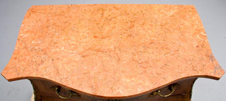 BYRÅ med stenskiva, rokokostil, 1900-talets mitt.