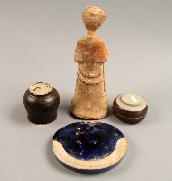 FIGURIN, RELIEF, DOSA samt KOPP, Kina, keramik, varierande ålder.