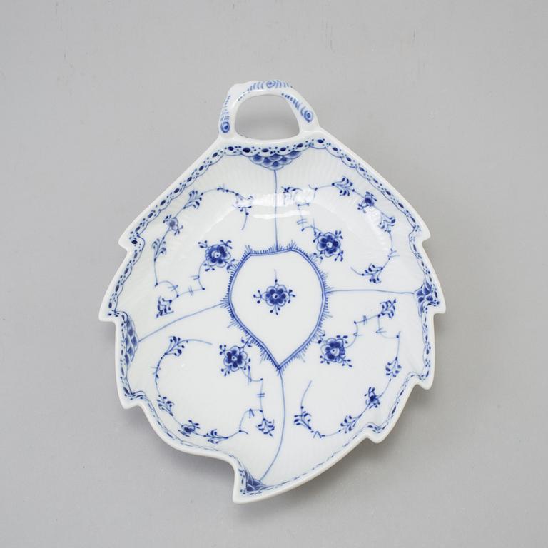 SERVIS, 44 delar, porslin, "Musselmalet", Royal Copenhagen, Danmark.