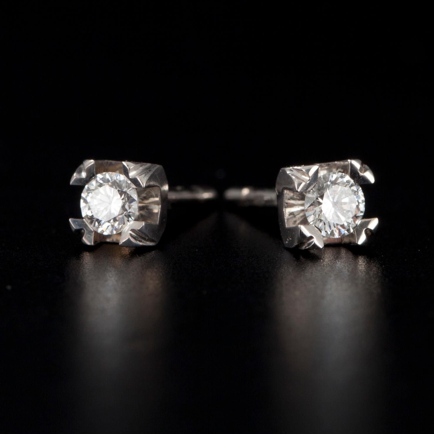 ÖRHÄNGEN, vitguld 14K, diamanter tot. 0,20 ct. Vikt 1,13 g.