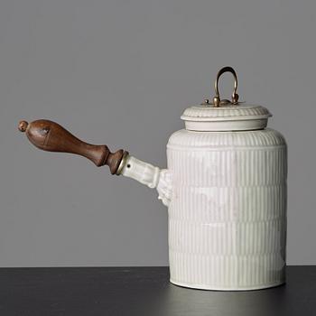 A Meissen chocholat pot with cover, 18th Century.