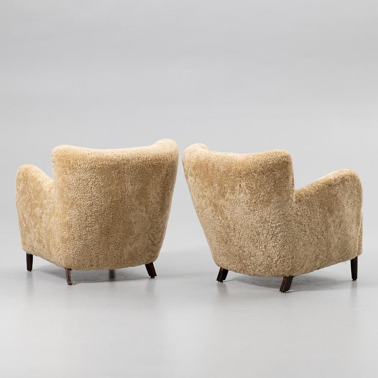 Armchairs, a pair, Scandinavian Modern, Danish master cabinetmaker, 1940s.