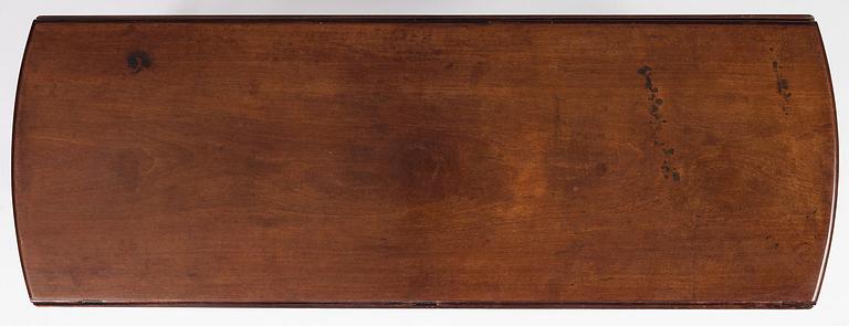 A George III mahogany gateleg table, late 18th century.