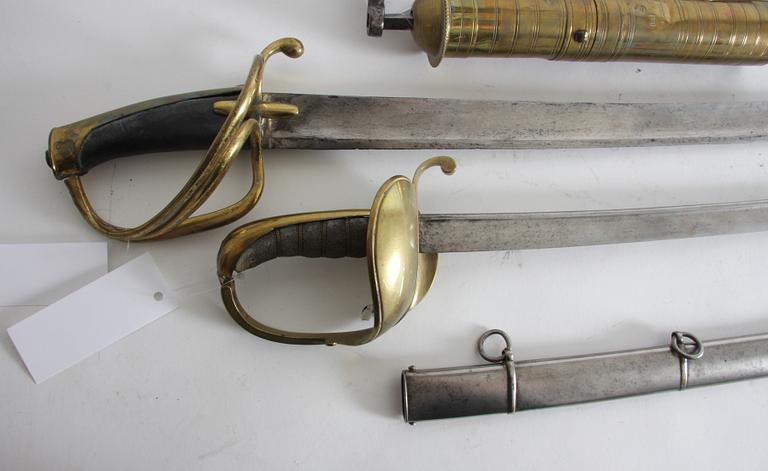 SABLAR, 2 st, FLINTLÅSPISTOL och KRUTKVARN.