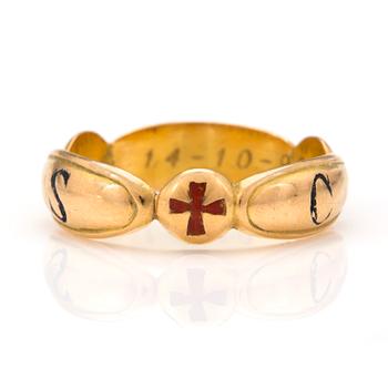 An 18K gold Masonic ring.