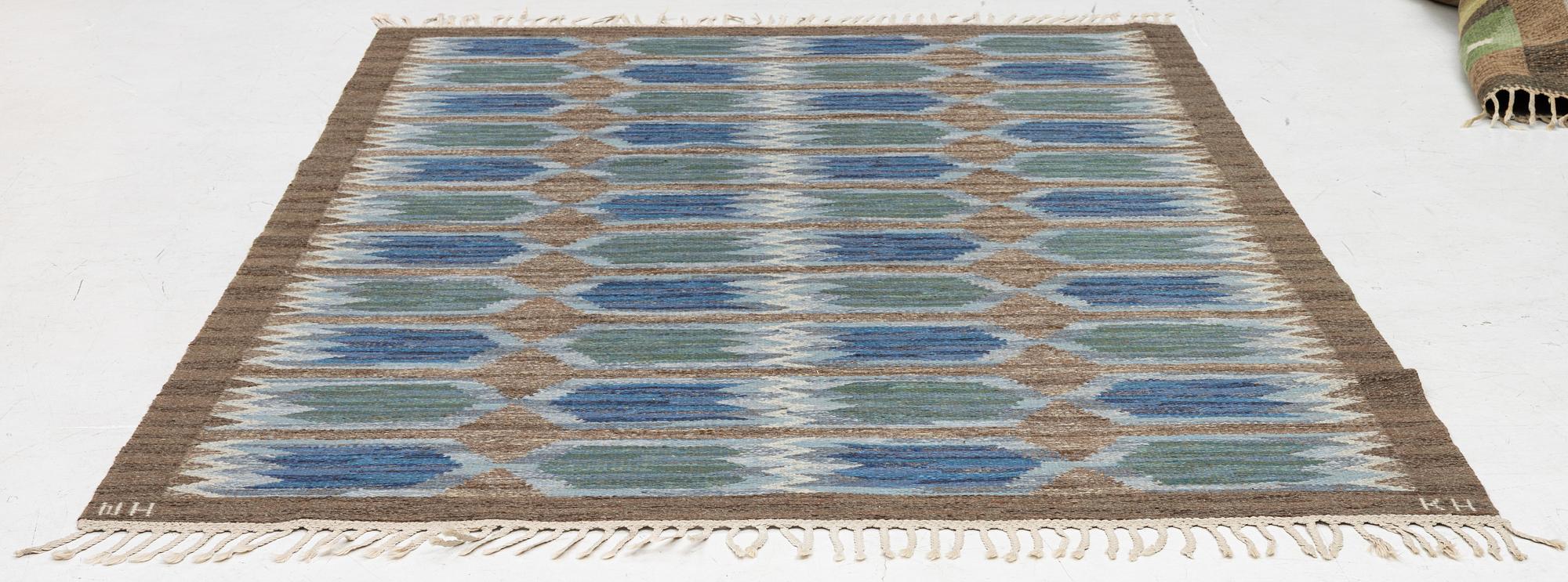 A flat weave carpet from Klockaregårdens Hemslöjd, Sweden, siged KH & NH, ca. 242 x 169 cm.