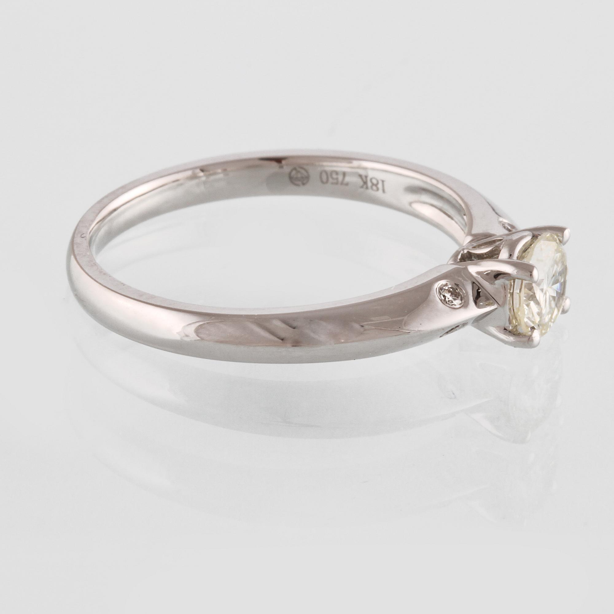 RING, 18K vitguld med briljantslipad diamant 0.47 ct samt 4 små briljantslipade diamanter 0.03 ct. Vikt 3,0 gram.
