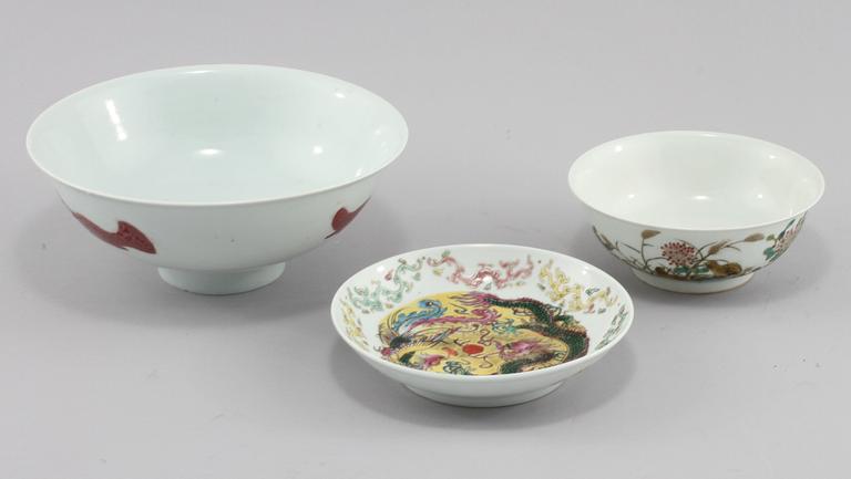 SKÅLAR, 2 st, samt TALLRIK, porslin, Kina, 1900-tal.