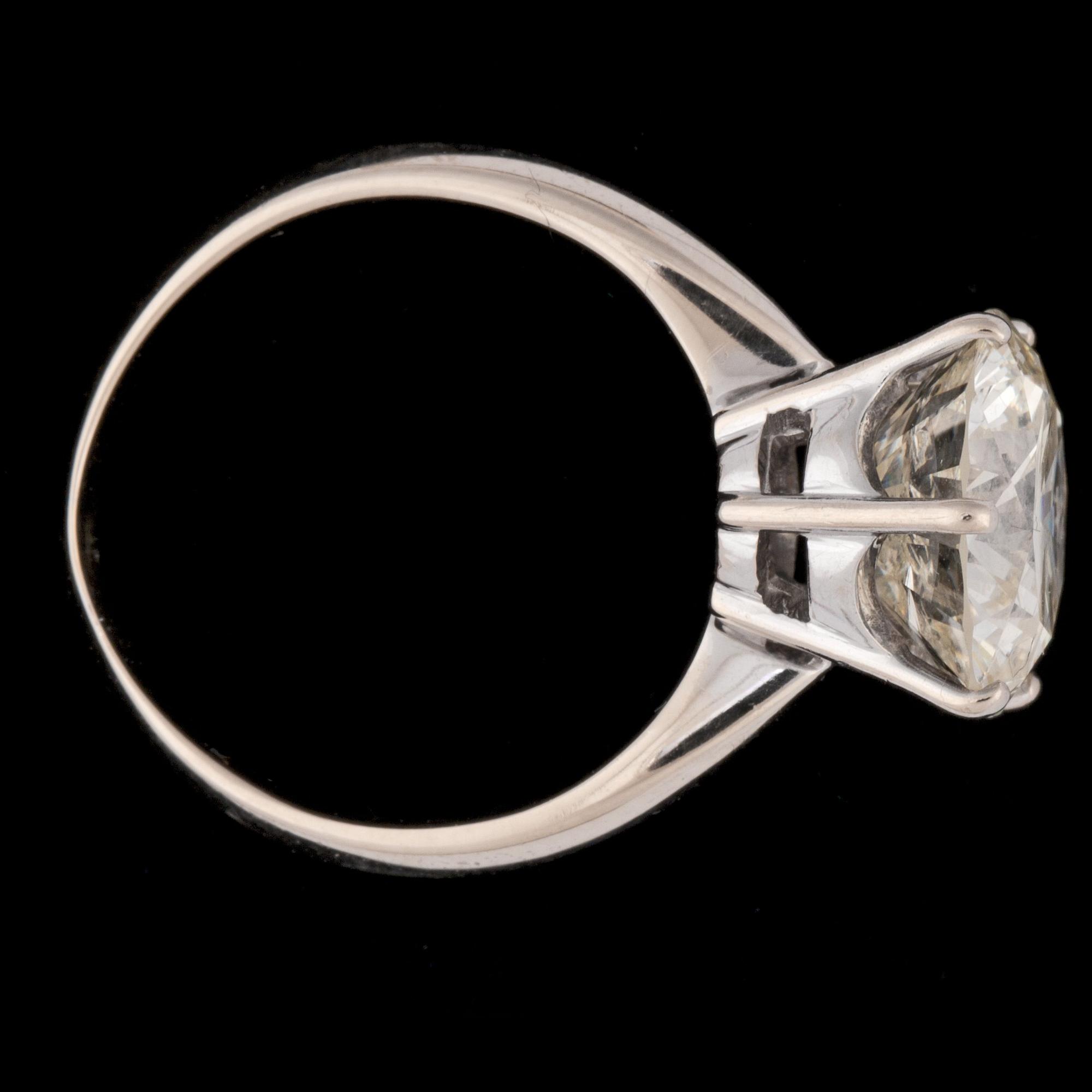 A brilliant cut diamond ring, app. 5.55 cts.