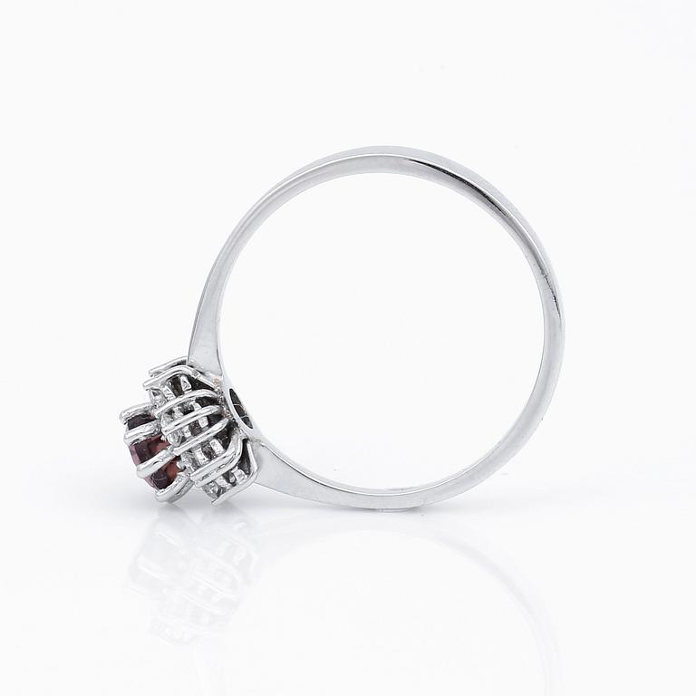 RING, 14K vitguld med turmalin 0,52 ct och 8 briljantslipade diamanter tot ca 0,23 ct. Vikt 2,31 gram.