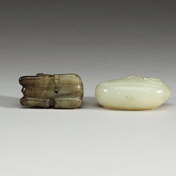 FIGURINER, två stycken, nefrit. Kina.