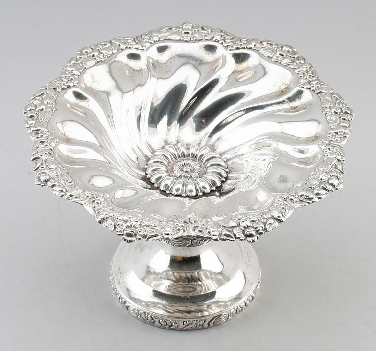 SKÅL PÅ FOT, silver, A Zethelius 1838. Vikt ca 373 g.