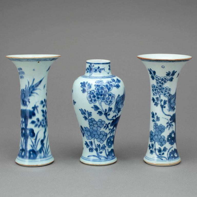 VASGARNITYR, 3 delar, porslin, Qianlong, Kina 1700-tal.