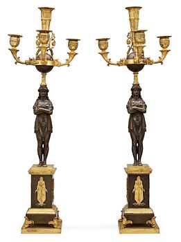 620. KANDELABRAR, för fyra ljus, ett par. Frankrike, 1800-talets början. Empire.