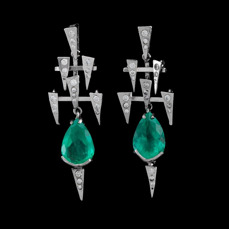 A pair of emerald, tot. 5.81 cts and diamond tot. 0.50 cts, earrings.