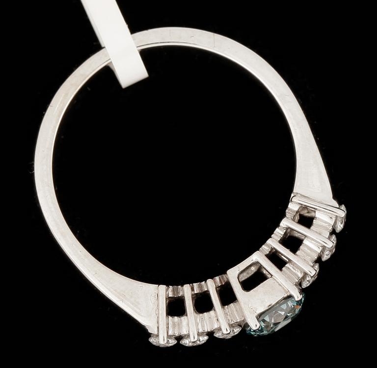 RING, 18k vitguld, briljantslipad färgad blå diamant ca 0,53ctsamt 6 st briljantslipade diamanter tot ca 0,21ct.