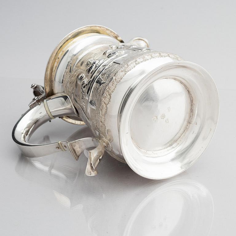 Richard Gurney & Co, dryckeskanna/presentationstrofé med lock, silver, London 1752.
