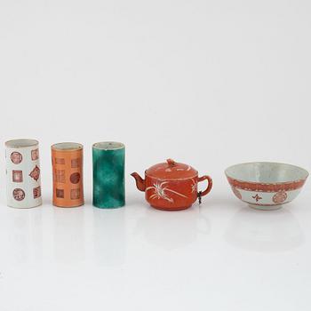 Penselvaser, tre stycken samt tekanna och skål samt tekanna, porslin, Kina, Qingdynastin, 1800-tal.