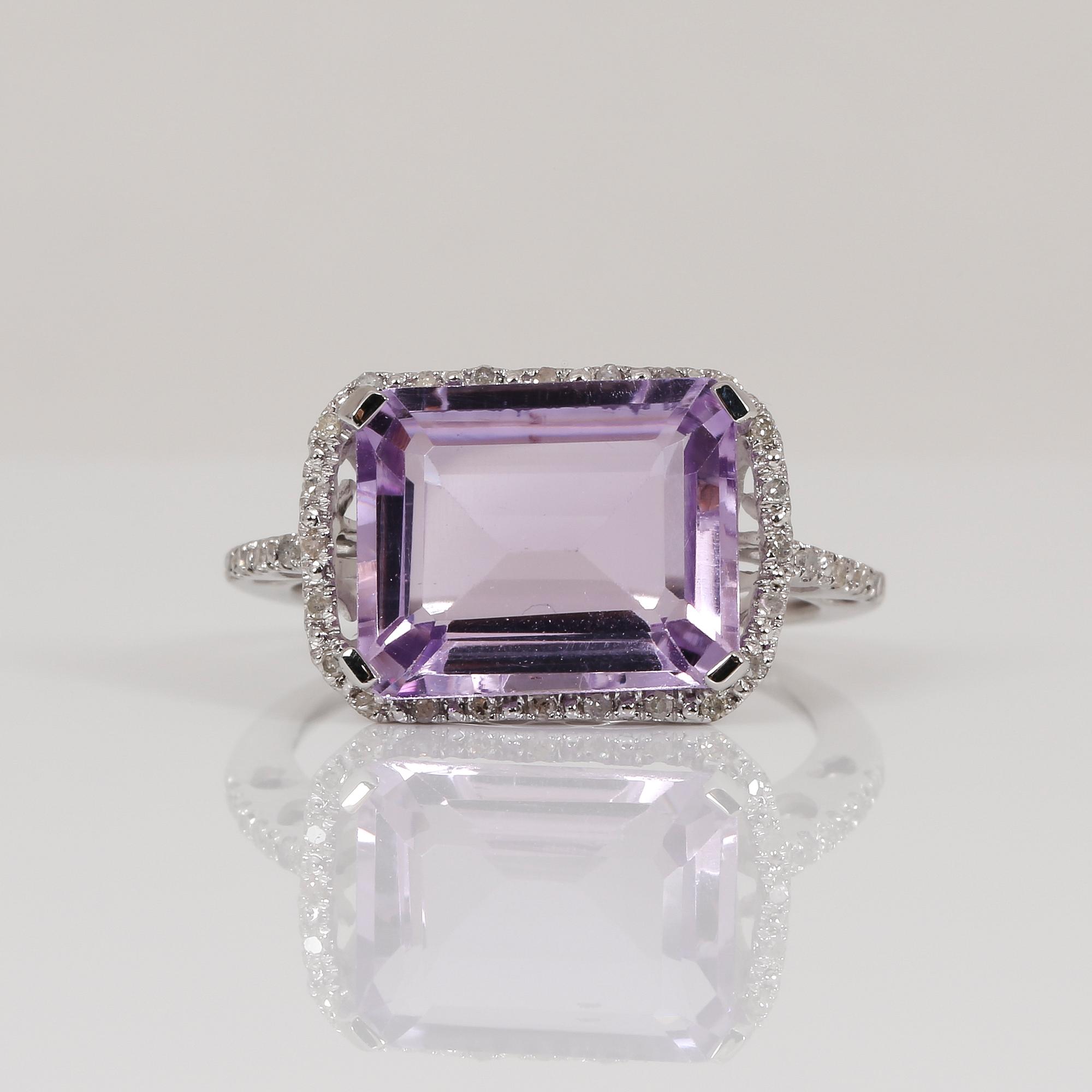 RING, 14K vit guld med smaragdslipad ametist, ca 4,71 ct och små diamanter. Vikt ca 2,88 g.