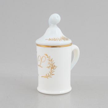 A white glass tankard with cover, possibly Strömbäck, Sweden, around 1800.