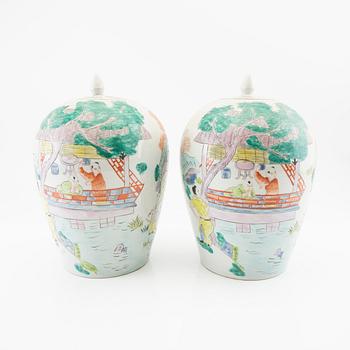 A pair of Chinese jars with covers, 20th century.