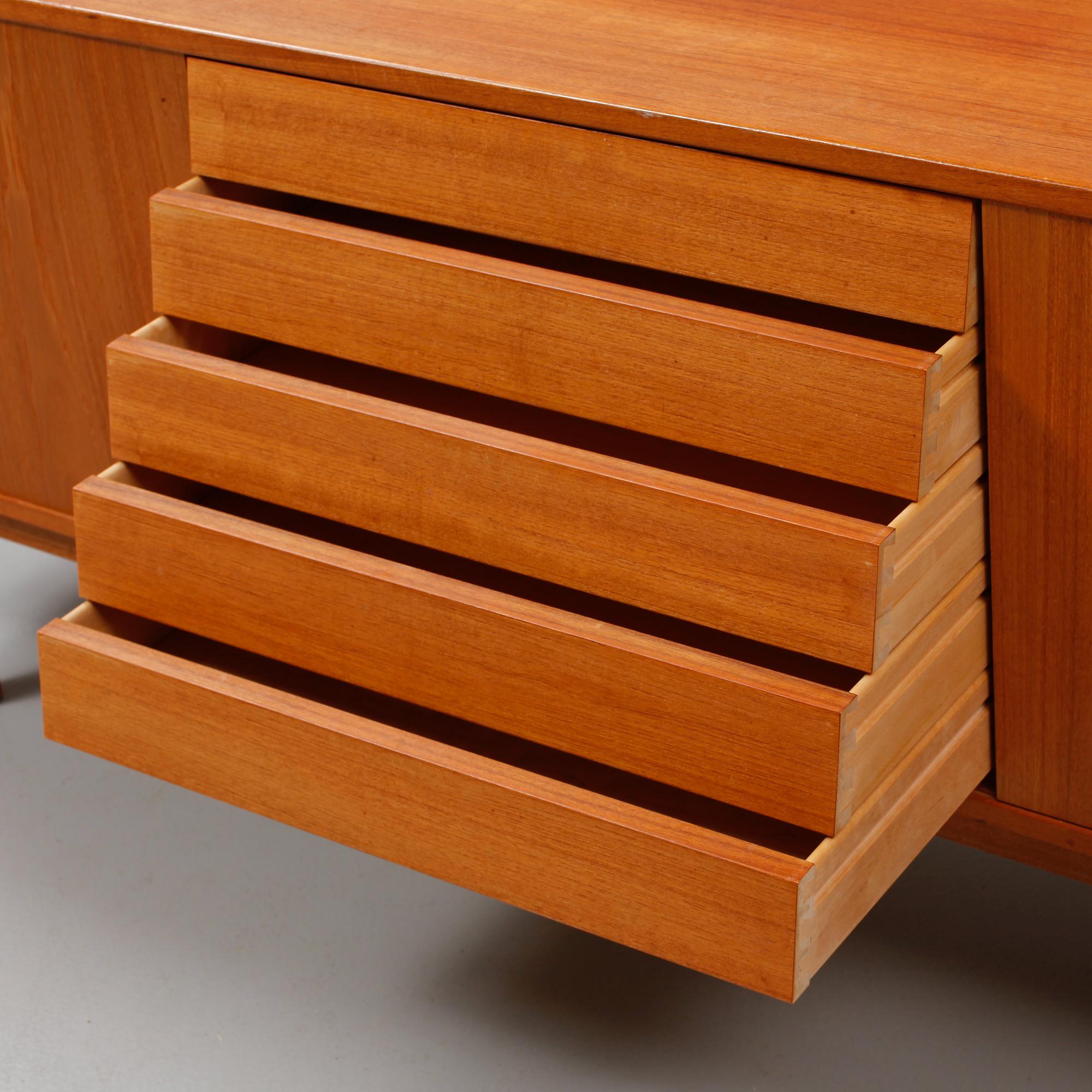 SIDEBOARD, "Trio", Nils Jonsson, Troeds, 1900-talets andra hälft.