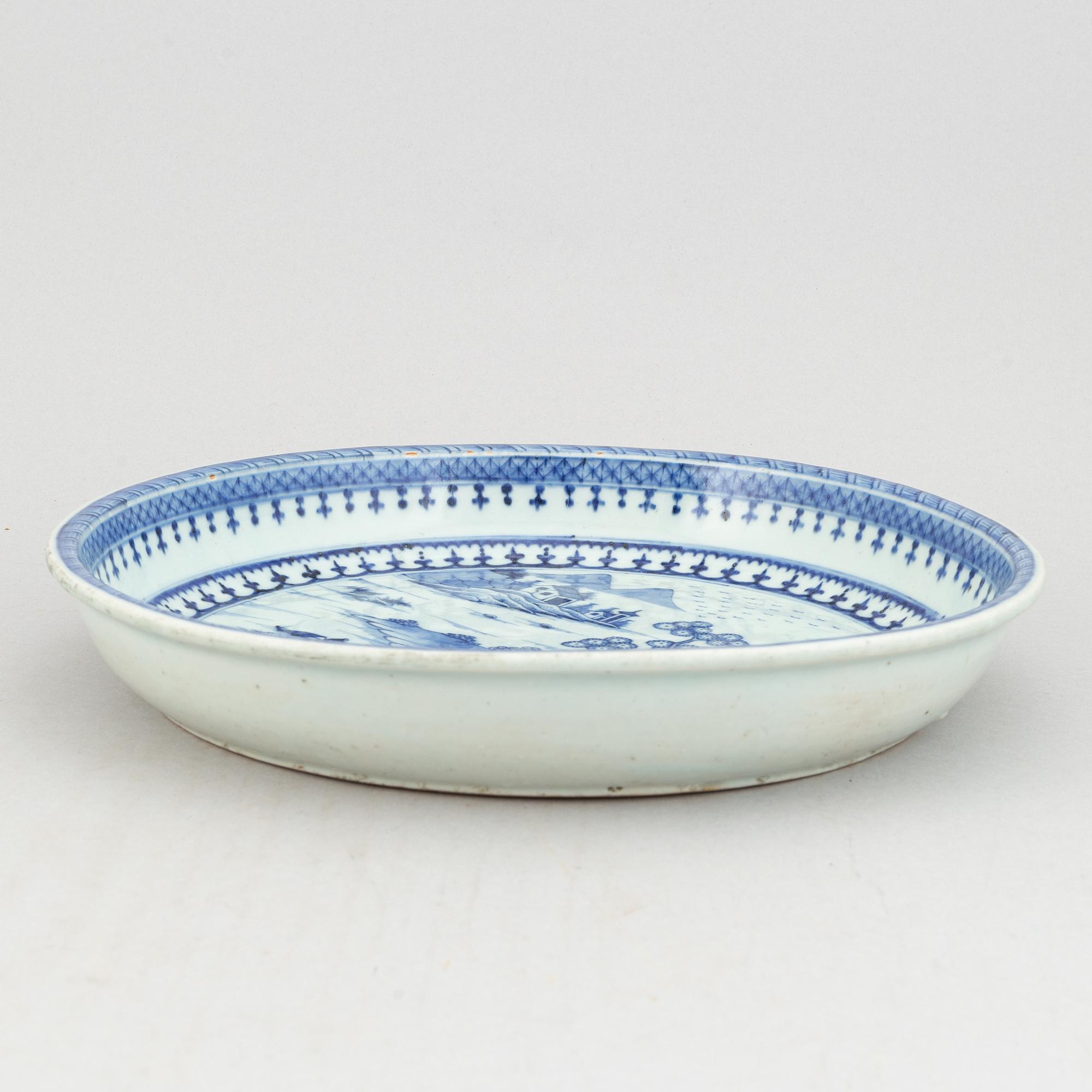A group of 7 blue and white dishes, 18/20th Century.