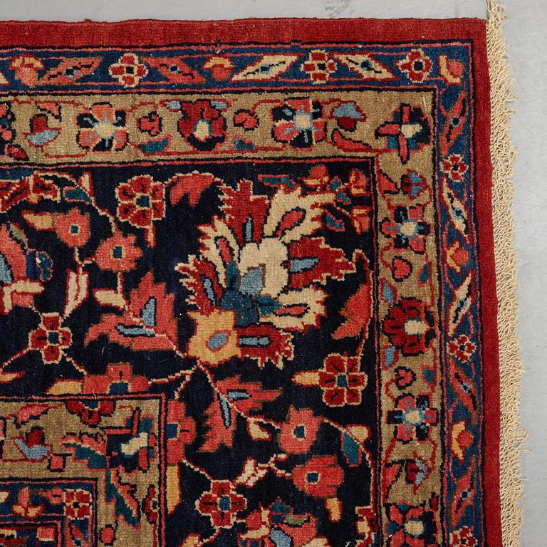 A carpet, semi-antique Sarouk, ca 389 x 271 cm.