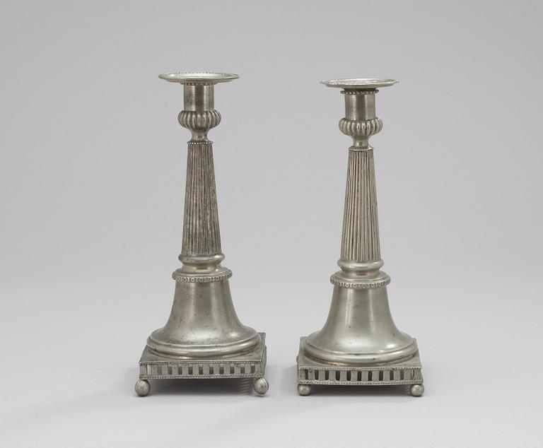 LJUSSTAKAR, 2 st snarlika. Tenn. Hans Wiksten, Västerås 1782-1810/14.