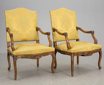 KARMSTOLAR, ett par, Louis XV-stil, tidigt 1900-tal.