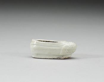 A blanc de chine figure of a shoe, Qing dynastin, Kangxi (1662-1722).