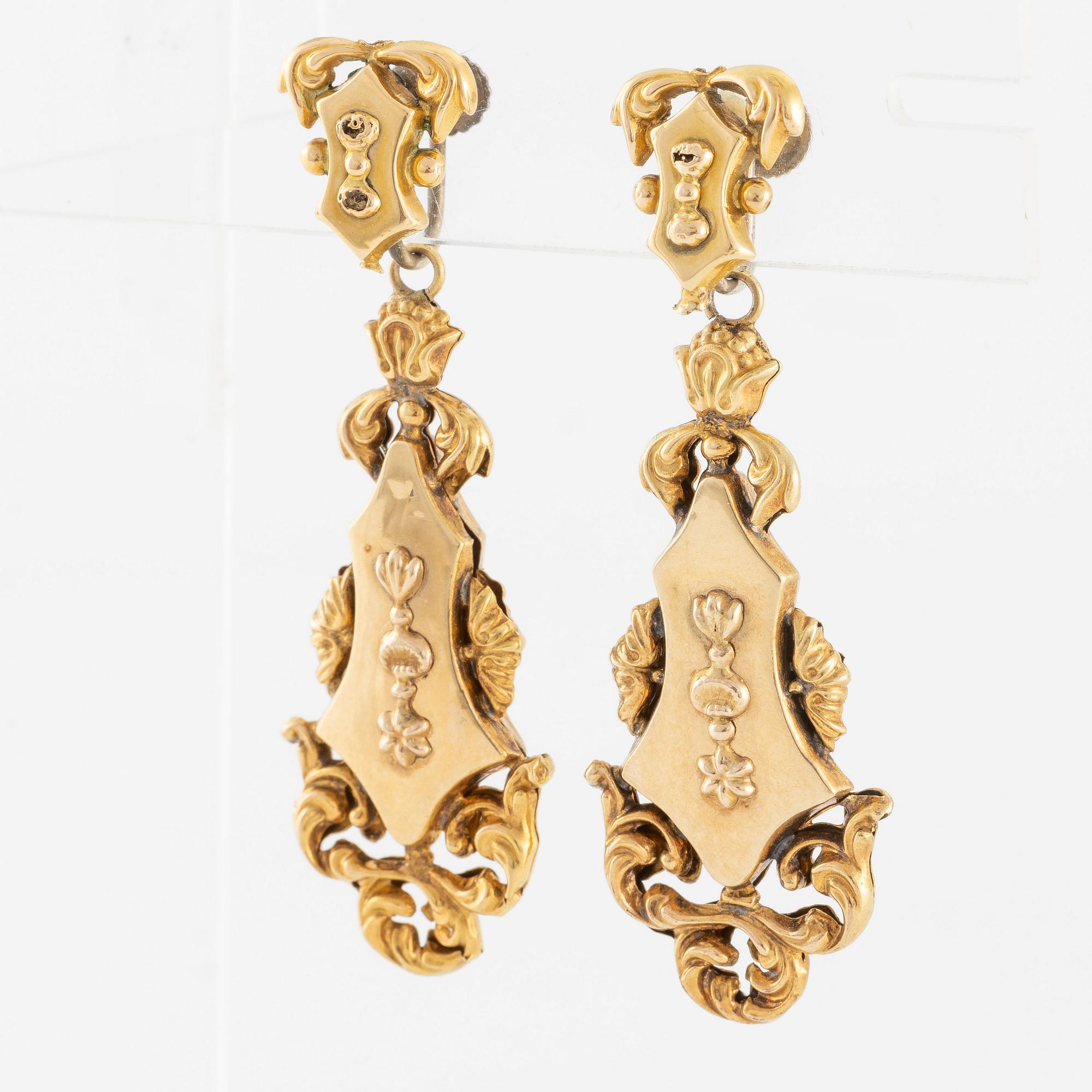 A necklace and a pair of earrings 18K gold, 19th century.