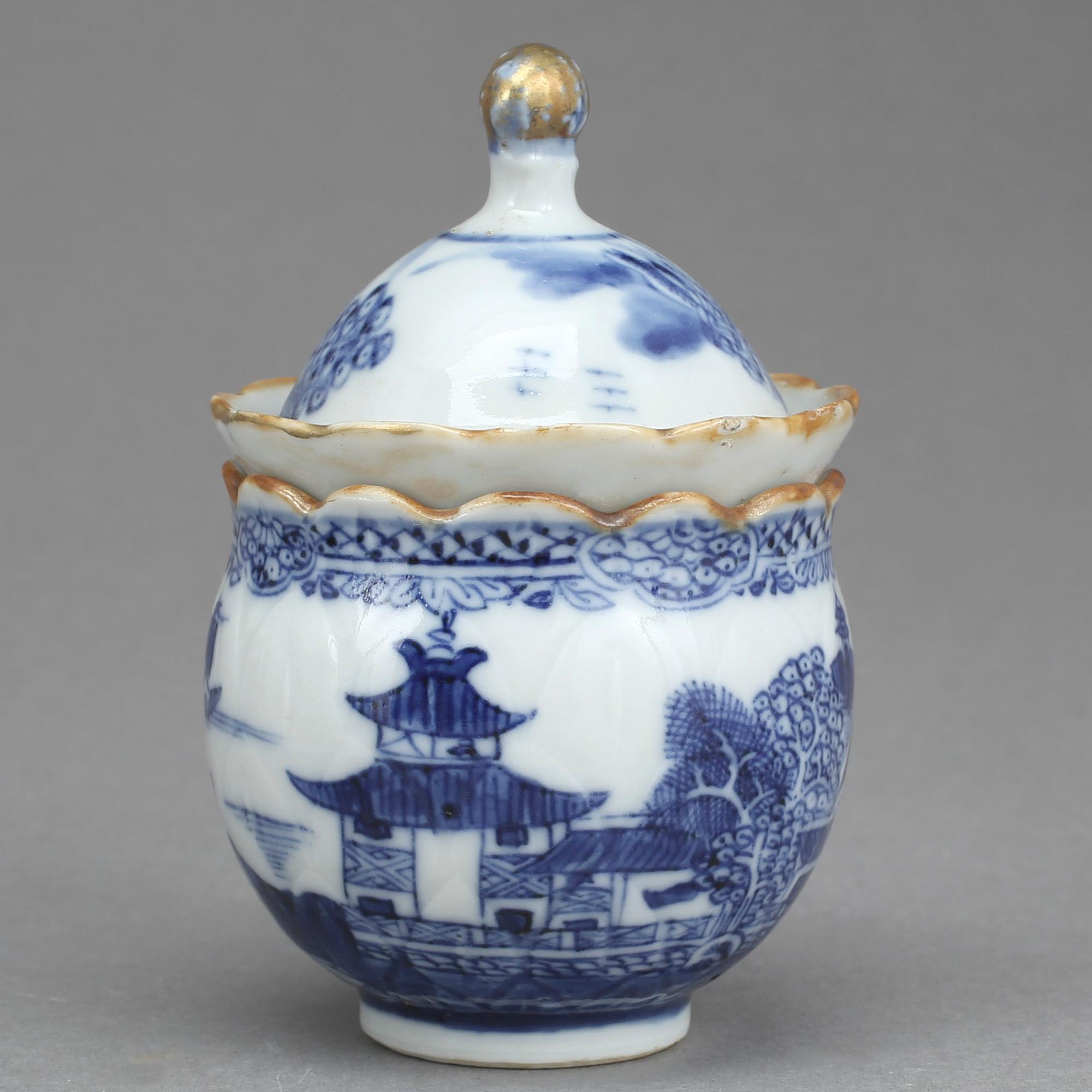CREMEKOPPAR, 5 st, porslin, Qingdynastin, Qianlong (1736-1795).