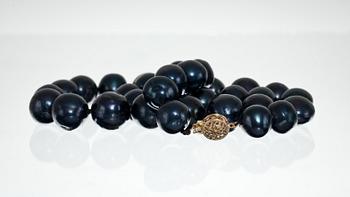 COLLIER, odlade svarta pärlor. Lås i 14k guld.