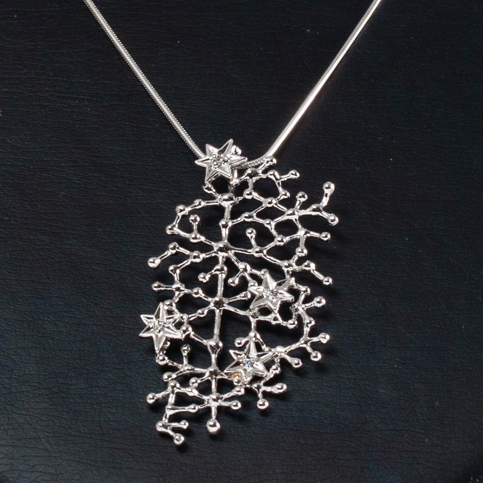 HALSSMYCKE, Tapio Wirkkala, Kultakeskus, Tavastehus. 1900-talets slut/2000-talets början.