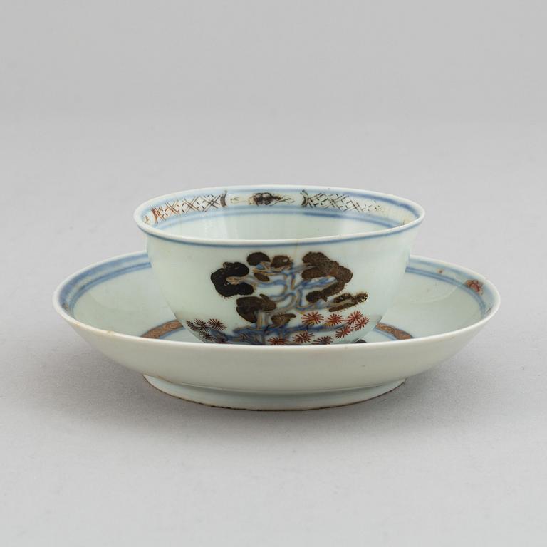 A ship wreck tea cup with stand, Qing dynasty, 18th Century.
