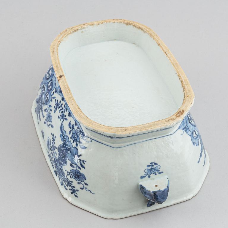 A blue and white tureen with cover, Qing dynasty, Qianlong (1736-95).