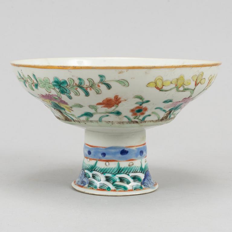 A famille rose footed dish, Qing dynasty, 19th century.