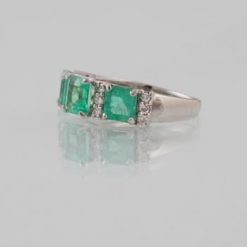RING, platina med 3 smaragder 3.00 ct samt 12 briljantslipade diamanter 0.25 ct. Vikt 6,5 gram.