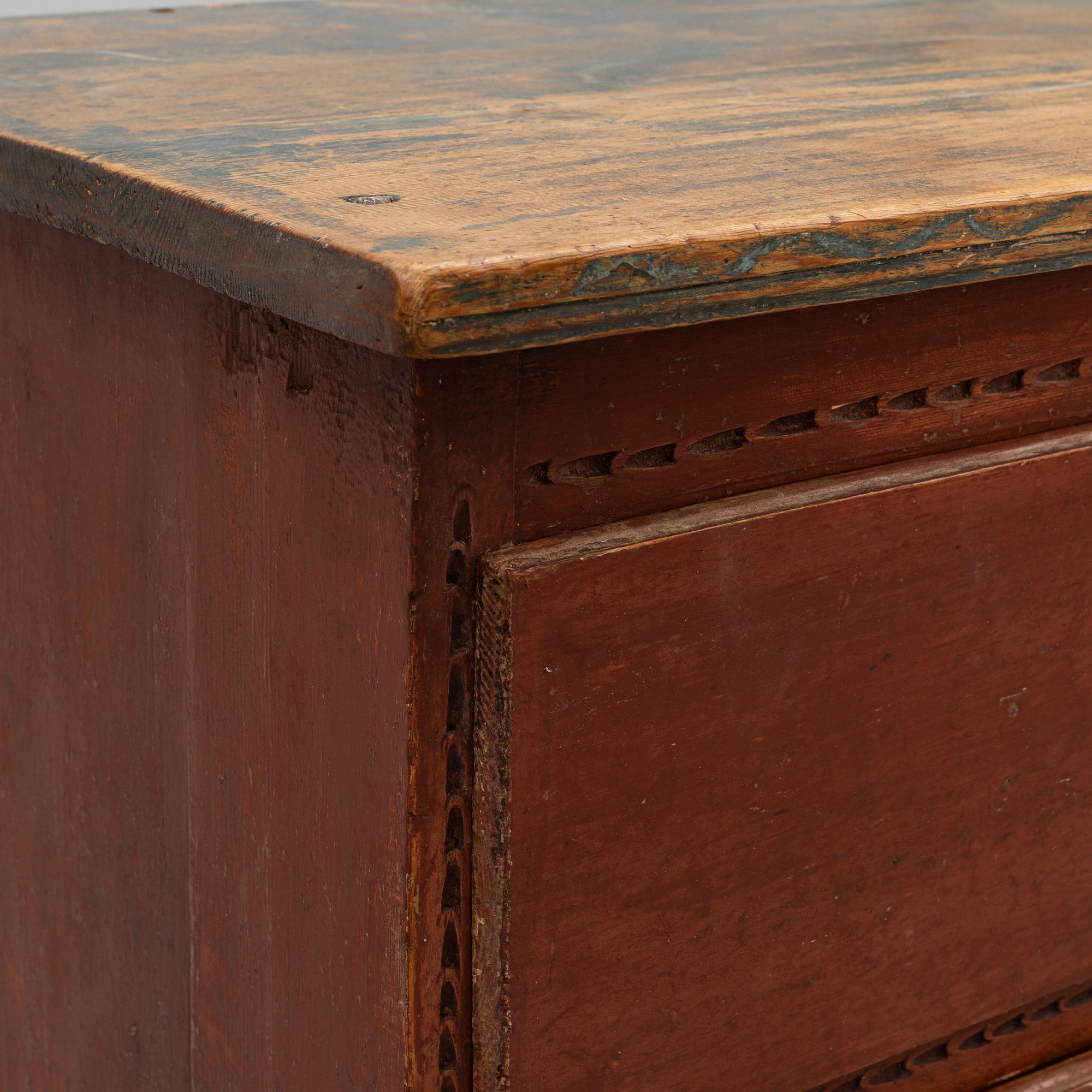 A Gustavian chest of drawers from around the year 1800.