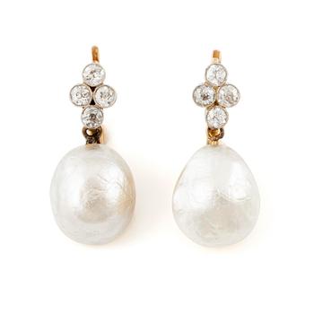 523A. A pair of earrings in 18K gold with button-shaped saltwater pearls and old-cut diamonds.